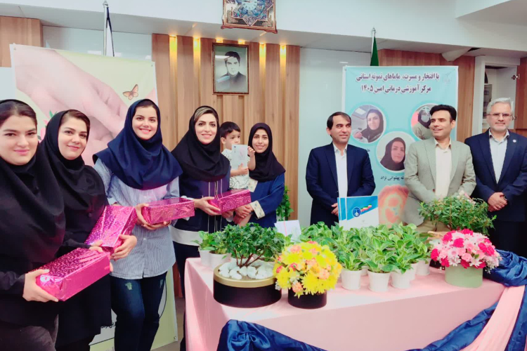 در مـامـایی، زندگـی و عشـق به زیبـایی در هم تنیـده‌ اند